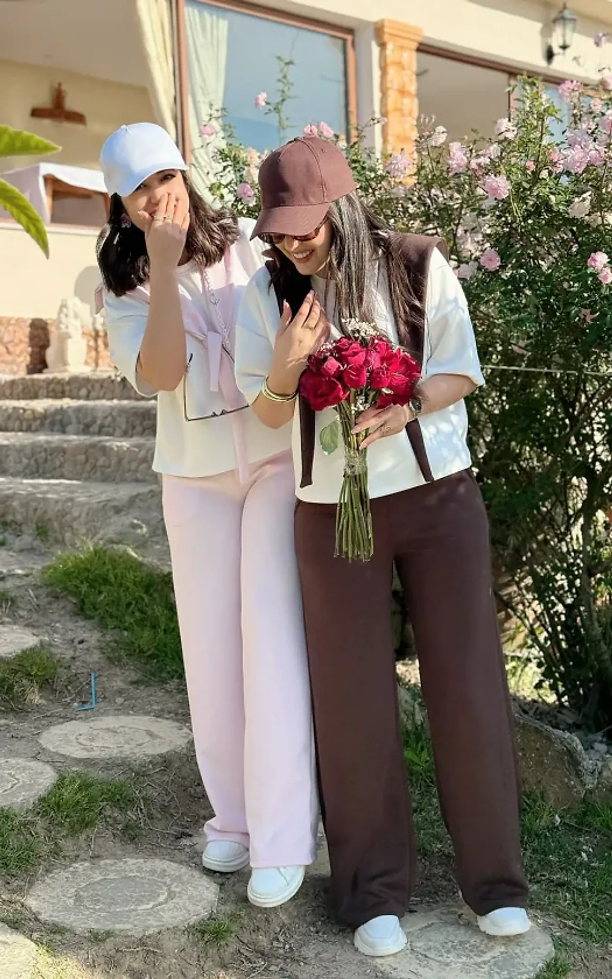 Hadir et Meriam Bousrih en extérieur, portant des pièces Chic Ness